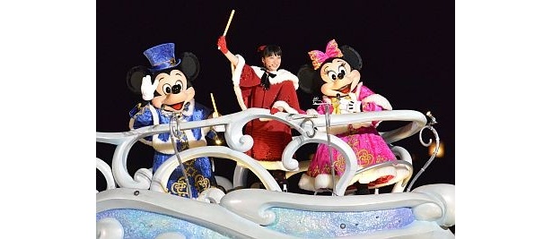 集まった人に手を振る武井さん