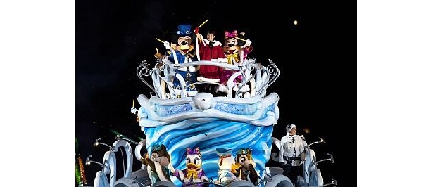 仲良くライトを振るミッキーと武井さん