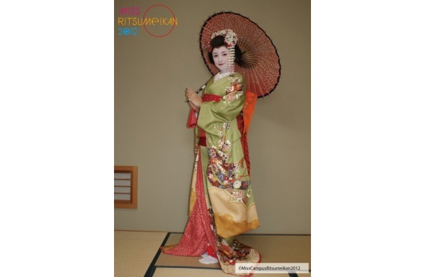 高橋さんは先生おすすめの黄緑の着物です。