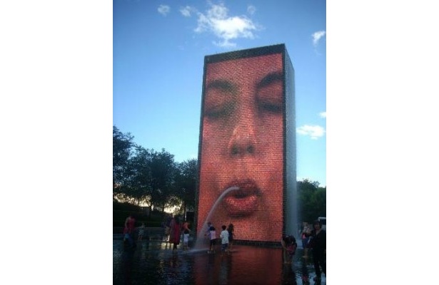 シカゴ「Crown Fountain」はディスプレイの口から噴水！バルセロナの彫刻家ジャウミプレンザがデザインの作品