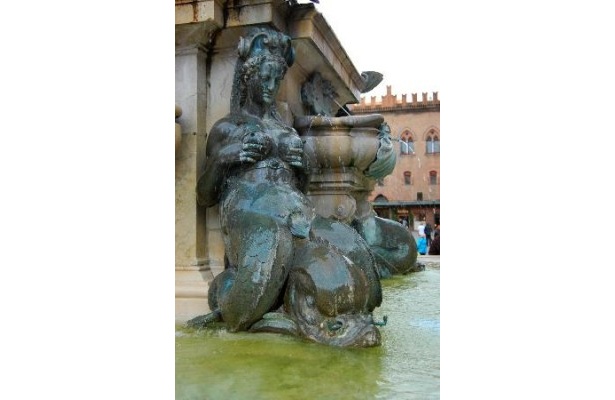 よく見ると胸から！ボローニャの「Fontana del Nettuno」
