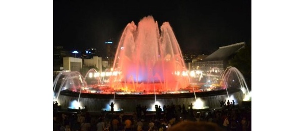 バルセロナの「マジックファウンテン」は夜の噴水ショーが大人気で大騒ぎになるとか