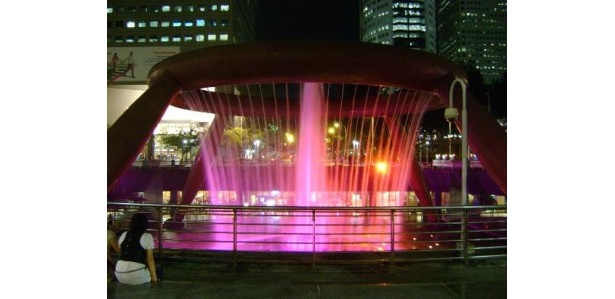 風水でお金がたまるといわれるシンガポールの「富の噴水」