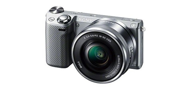ソニーの小型軽量一眼カメラ「NEX-5R」は、ボディ本体のみの重さが約218g！Wi-Fi対応ワイヤレス通信機能も搭載