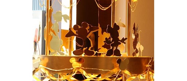 【写真を見る】ツリーの中にはミッキーとミニーの姿も。もちろん純金！