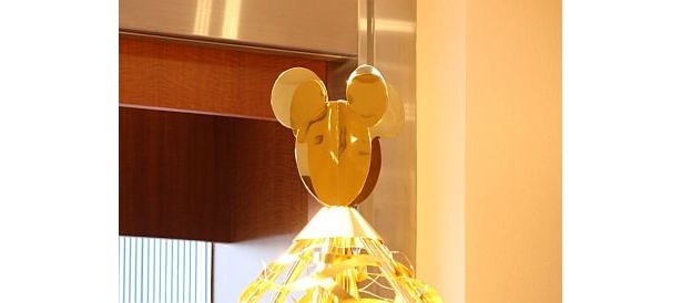 ツリーのトップはミッキーの顔の形に