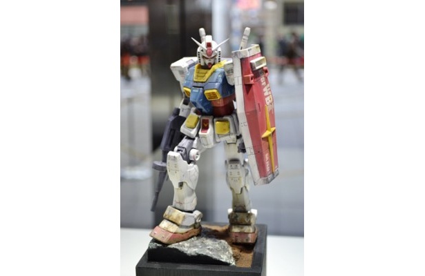 戦場に立つガンダムを再現した「勝利と哀しみ」