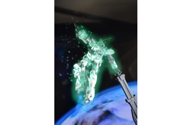 緑色に発光するユニコーンガンダム