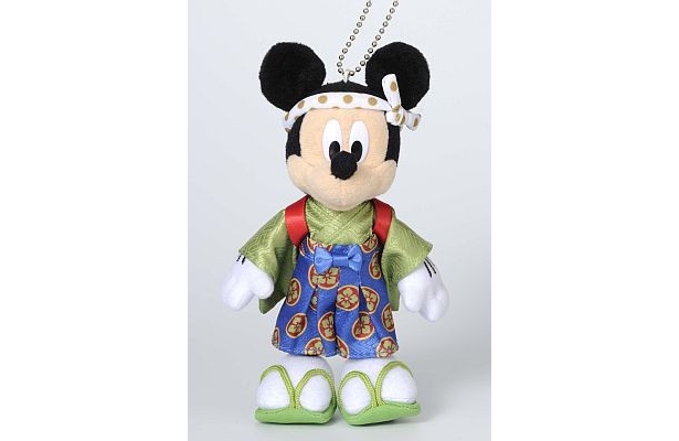 【写真を見る】めでたい袴姿のミッキーがキュート！ディズニーの正月グッズが発売中！