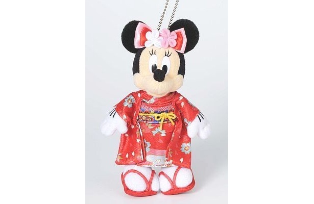 振袖姿のミニーがかわいらしい。ぬいぐるみバッジ(1400円)