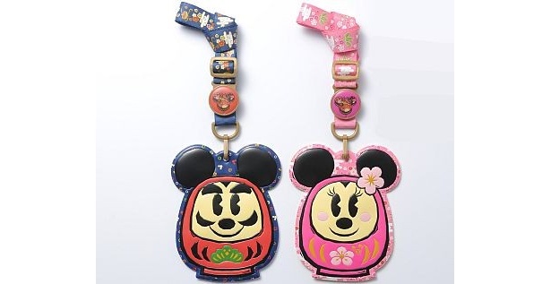セットなので、友達やカップルと分け合って。ファストパスホルダーセット(1200円)