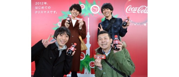 コカ・コーラとプリクラを手にした男性4人組