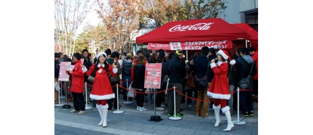 サンタクロースの衣装を着たコンパニオンたち