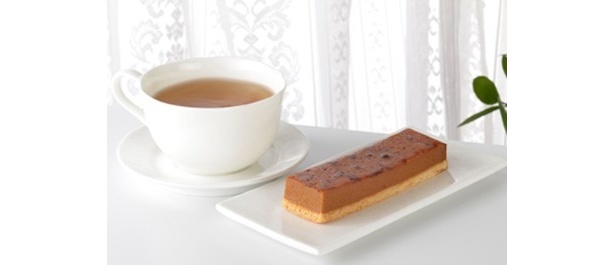 片手で食べられるコンビニケーキに「濃厚キャラメルベイクドチーズ」登場！