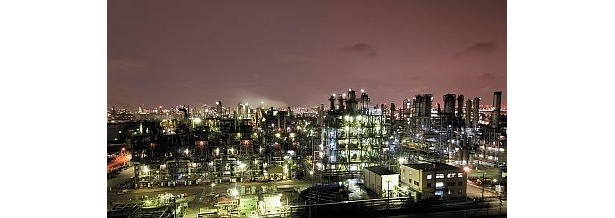 【写真を見る】まるで光の洪水！美しく輝く浮島の工場群