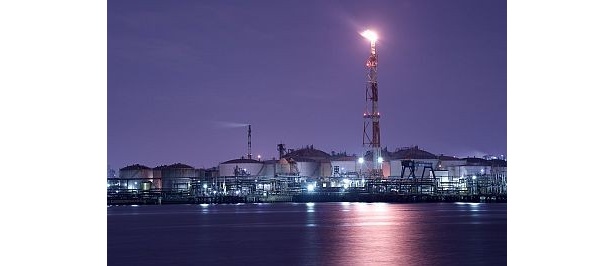 東扇島東公園からの眺望。東燃ゼネラル石油の煙突が火を吹く