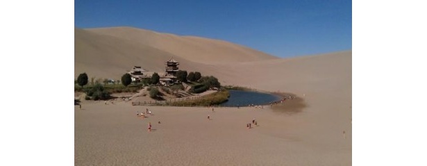 【写真を見る】中国の「ゴビ砂漠(月牙泉)」にはオアシスが！ その他の砂漠はコチラからチェック