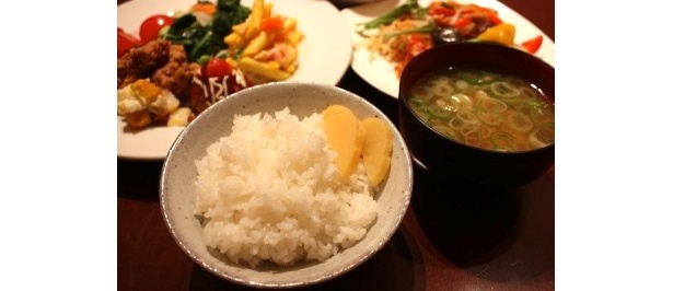 ビュッフェのご飯が最高級米の魚沼産コシヒカリに！