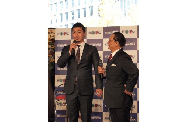 マニフレックス日本・アジア総代理店 株式会社フラグスポートの山根社長と青木選手