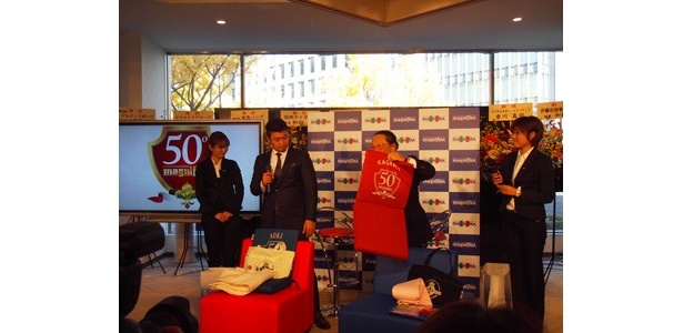 大阪ショールーム限定で発売する青木宣親選手「2012 クリスマス・パッケージ」(青)と香川真司選手「2012 クリスマス・パッケージ」(赤)を披露