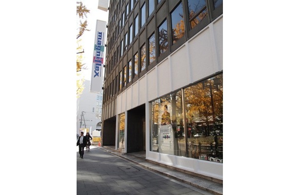 御堂筋沿いの路面店。デジタルネージや大きな看板が印象的