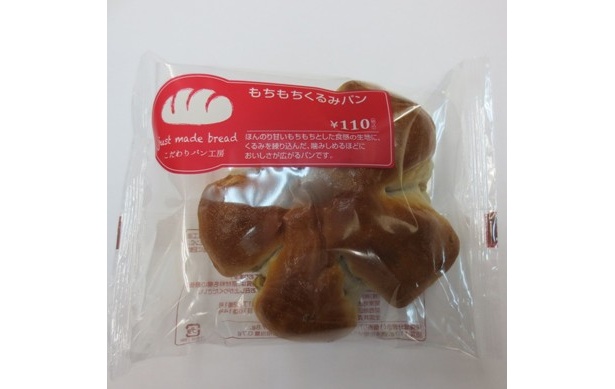 【写真を見る】金賞にはファミリーマート(神戸屋)「もちもちくるみパン」(110円)