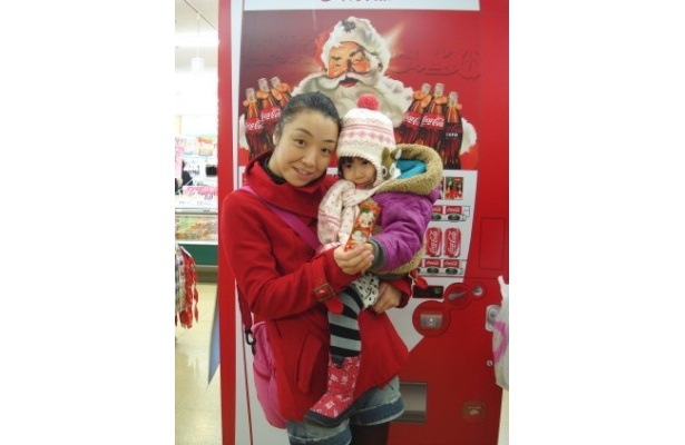 「買物帰りに見つけました！ラッキーでした」と笑顔の親子