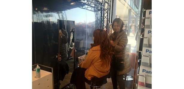 プロのヘアスタイリストによりヘアアレンジも！この日は60分待ちの人気