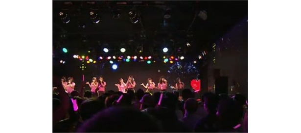 カプリコ型のペンライトを振る来場者たち