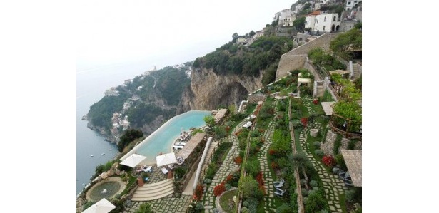 アマルフィ海岸に面したコンカディマリーニの断崖に立つホテルが世界の1位に！
