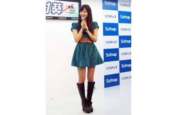 スタイルが惹き立つ、ウェストを絞ったベロアワンピ×ウェスタンブーツ。念願のファッションで颯爽とイベントに登場した葵さん
