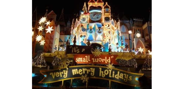 「イッツ・ア・スモールワールド」の装飾もクリスマス仕様に
