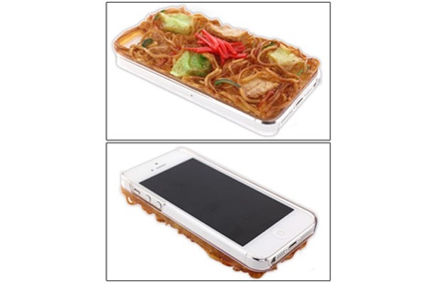 【写真を見る】焼きそばの食品サンプルがiPhoneケースに！