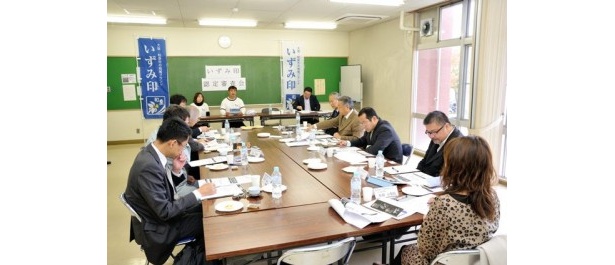 認定審査では、申請者のプレゼンを受け、議論をしながら厳正に審査。