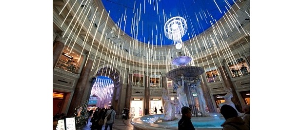 幻想的な噴水広場。降雪イベント「SNOW WISH」は平日15:00・17:00・19:00、土日祝と12月25日(火)は13:00・15:00・17:00・19:00に開催
