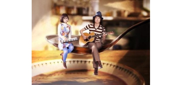 デビュー1か月にして「FUJI ROCK FESTIVAL‘12」に出演した、鍵盤ハーモニカとギターからなる男女ユニットの蜜