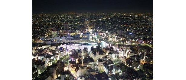 ネオンサインが光る夜の池袋の街並も上空から眺めると迫力がある