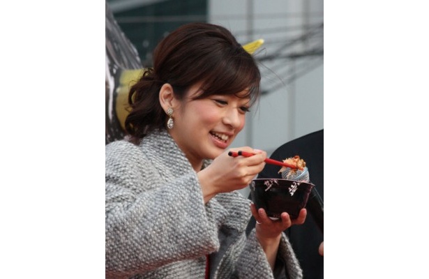 今回の注目丼「香箱カニ丼」(チーム能登丼・石川県)に、生野陽子アナウンサーも「濃厚で美味しい！」と満面の笑み