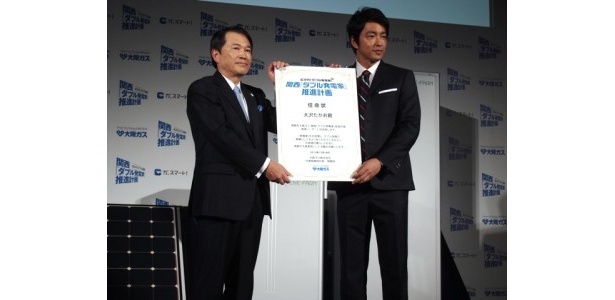 「関西の皆さんとともに『発電家』の輪を広げて行きたい」と語った大沢たかおと尾崎社長