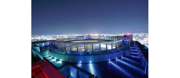 梅田スカイビルの屋上は、大阪の夜景も一望できる360度開放型の展望台
