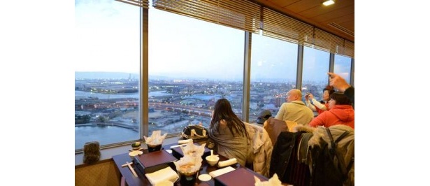 夕食のレストランから工場地帯を一望。カメラを向ける参加者の皆さん
