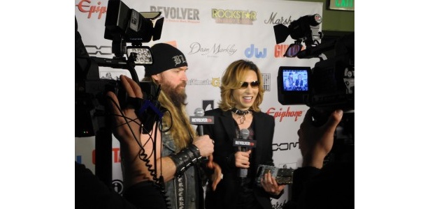 【写真を見る】X JAPANがベスト・インターナショナル・バンド賞を受賞した際のYOSHIKI