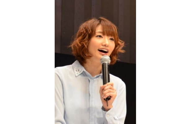 「やっぱりバックで駐車するときに助手席に手をかけるポーズは良いですよね」と、車での憧れシチュエーションを語った