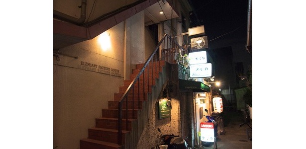 繁華街の細い路地を進んだ先にある隠れ家的カフェ