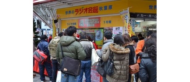 会場の前には朝から長蛇の列ができていた