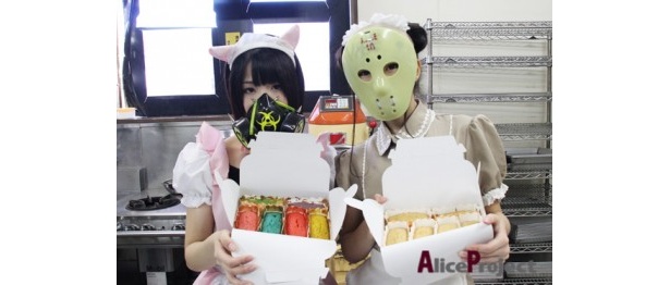 ケーキ完成！左はガスマスク装着スチームガールズの小柳。右ヘビメタアイドルユニット、アリス十番の渡辺まあり