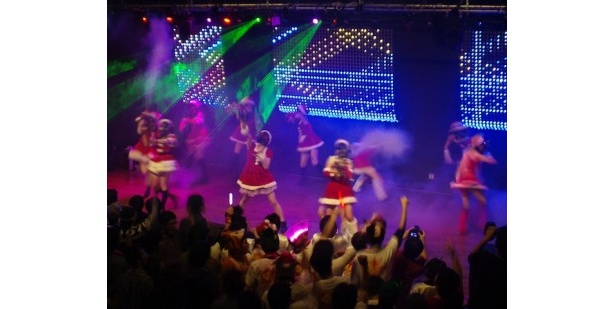 緑のレーザービームが飛び交う中、ガスマスクを装着し、スモークが吹き出るガンを持って登場