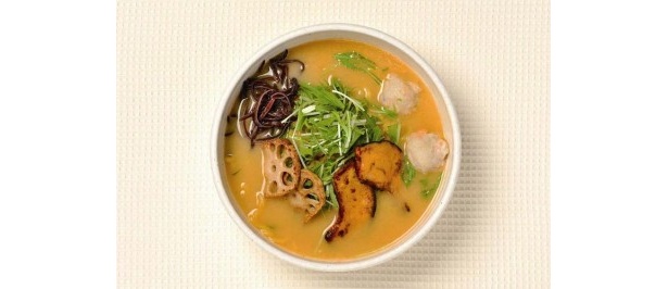 【麺処　白樺山荘】の「えびしお。（中華おこげ付）」￥930/エビのうま味がつまったスープには、カボチャやレンコン、エビ入りすり身をトッピング