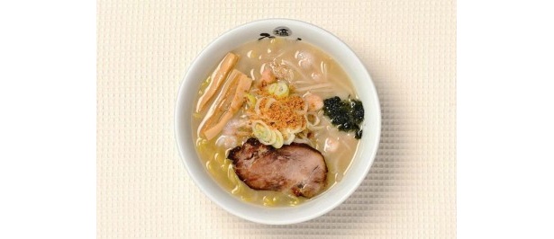 【ひるがお】の「札幌海鮮塩らーめん」￥850/エビやホタテ貝柱などのコクとうま味が凝縮されたスープには中太麺。札幌店限定の一杯だ