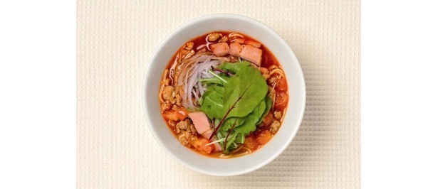 【函館麺厨房　あじさい】の「紅果麺（ホンロンメン）」￥850/野菜のうま味がたっぷりつまった洋風スープは、程よい酸味ととろみが特徴